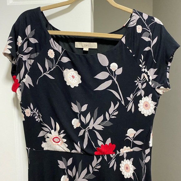 Dark Floral Short Sleeve Dress - Picture 7 of 9